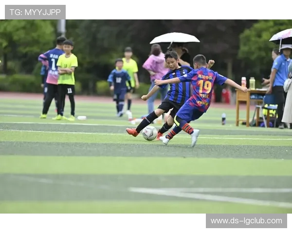 以赛克男童足球训练服舒适透气耐用设计助力少年畅快驰骋绿茵球场